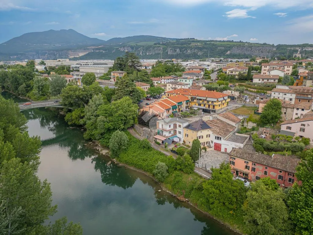 Rustic House with River View near Verona
