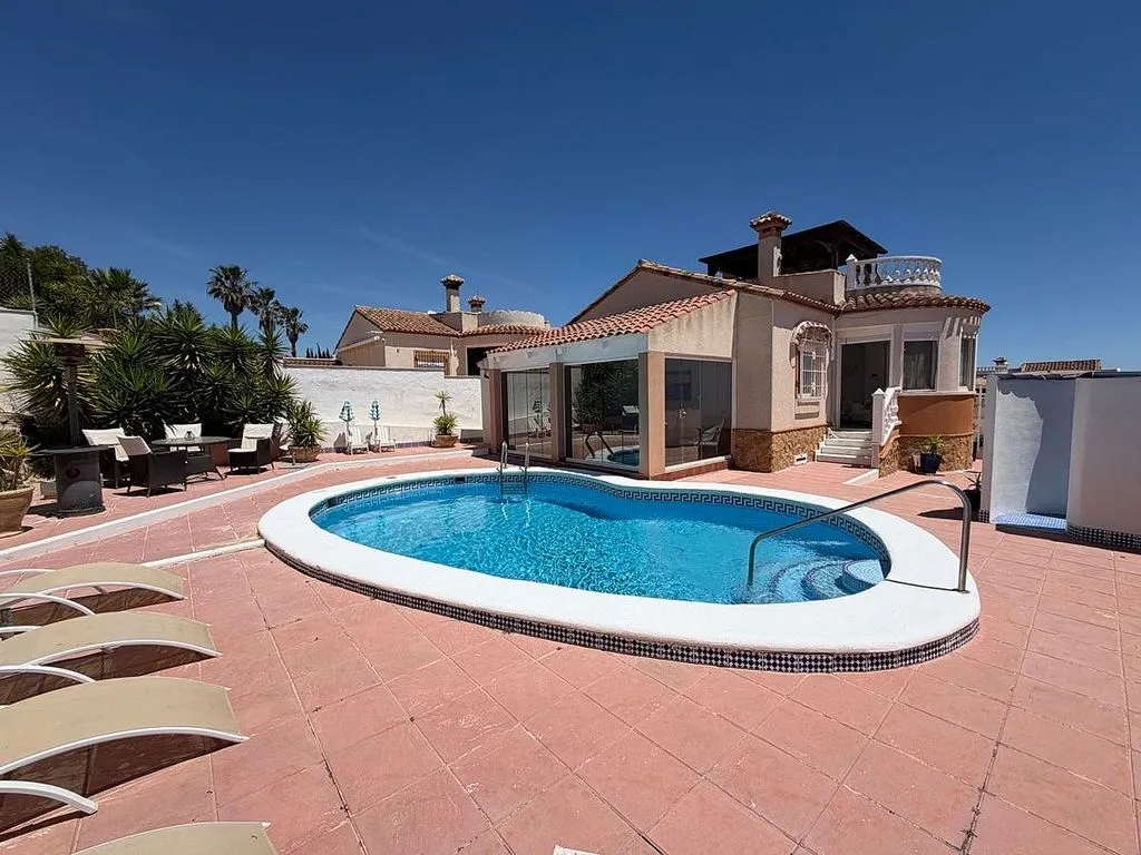 Piscine - House with Pool and Garden in Orihuela