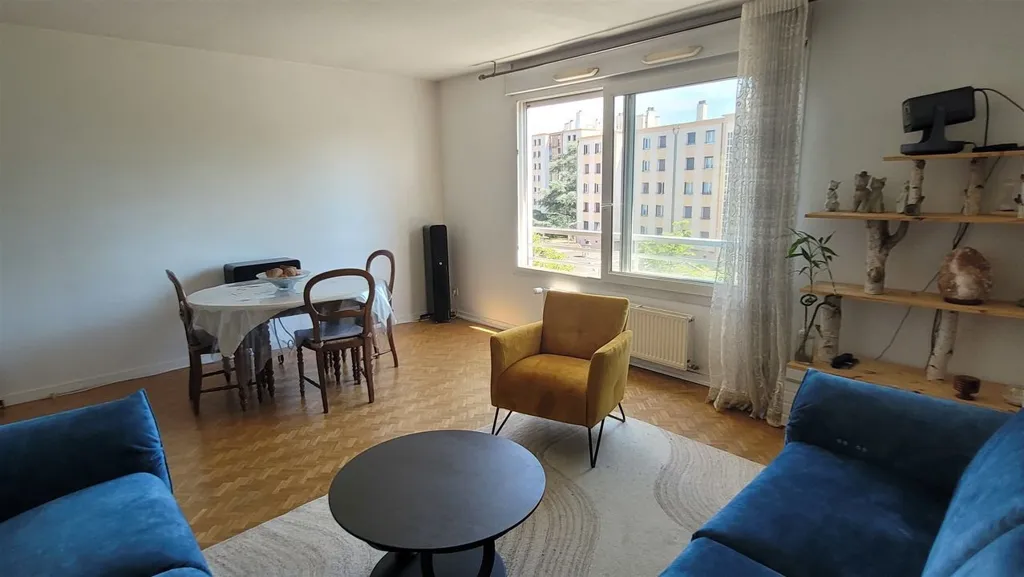 Living Room - T3 Flat with Secure Garage in Fontaines-sur-Saône
