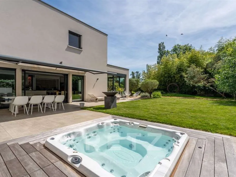 Terrasse - Villa Contemporaine avec Piscine à Saint-Just-Saint-Rambert