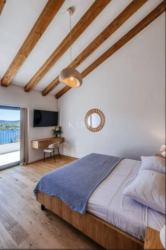 Bedrooms - Luxury Villa with Infinity Pool on Mali Iž