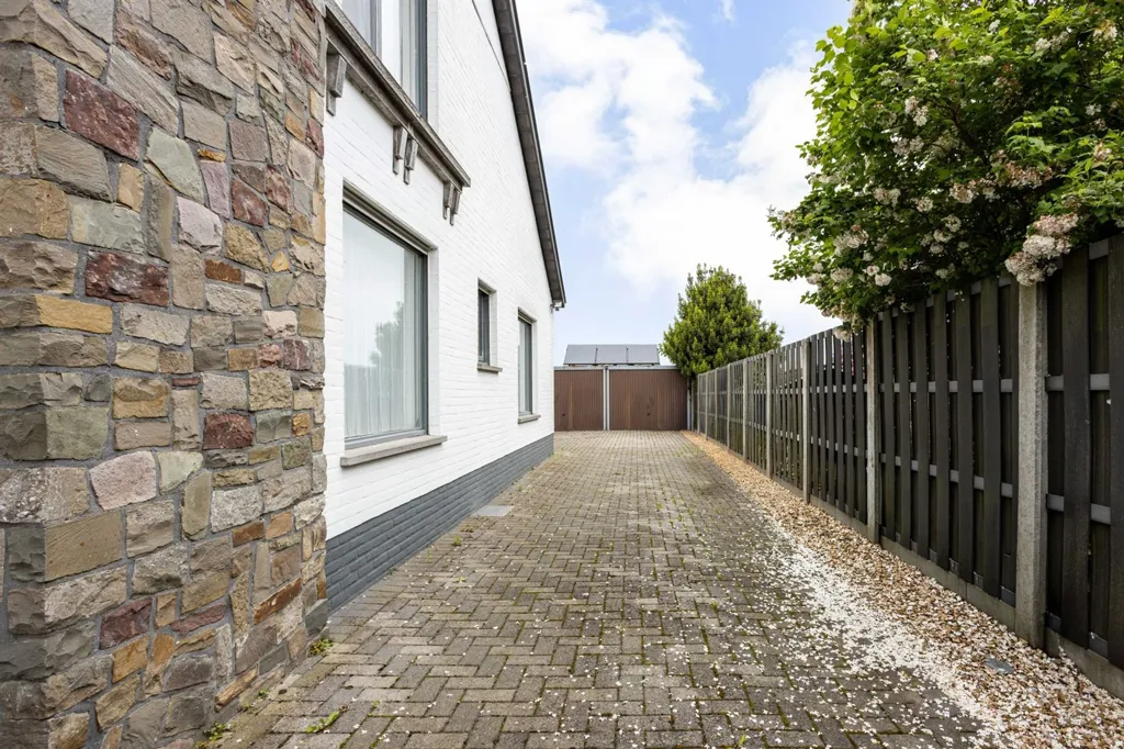 Välivaade - Contemporary Family Home with Multi-functional Space in Lievegem