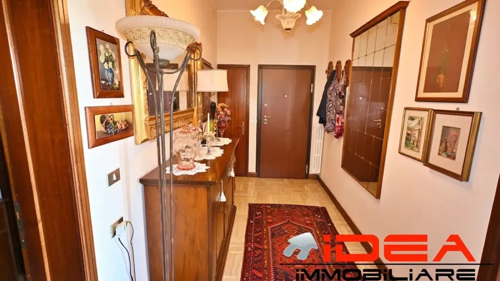 Hallway - Five-Bedroom Apartment with Balcony in Modena