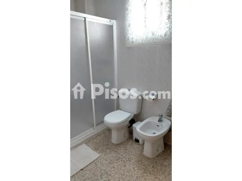 Baños - Piso exterior con balcón en Calle de García de Loaysa