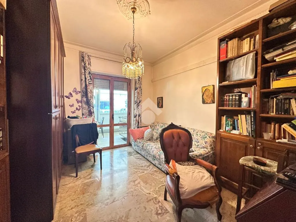 Kabinet - Three-Bedroom Apartment with Balcony in Crotone