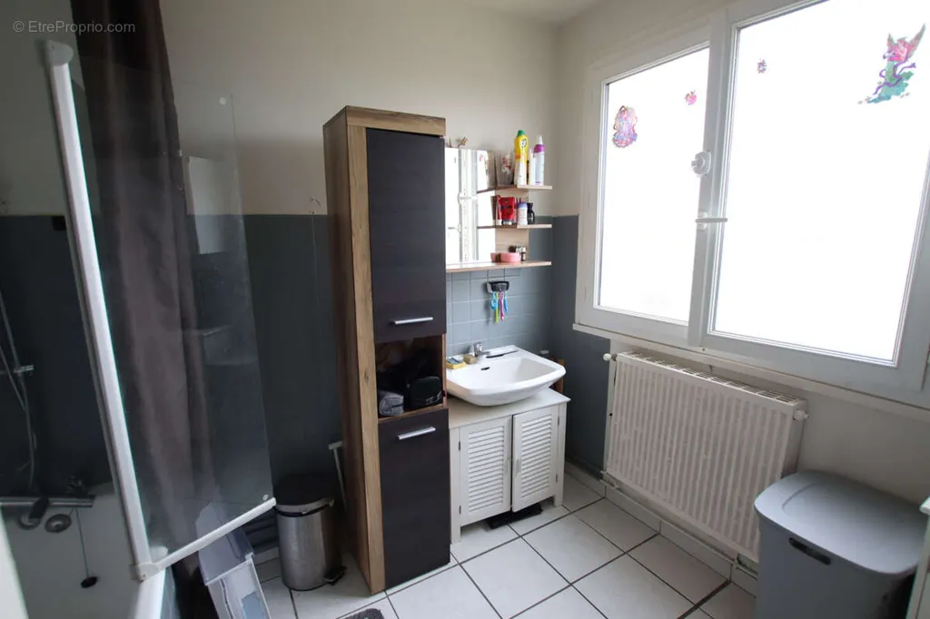 Bagni - Bright 2-Bedroom Apartment in Lucé