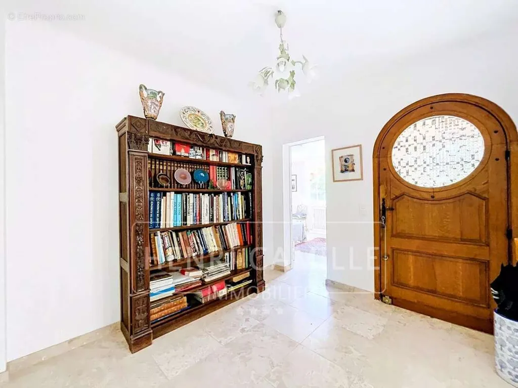 Esik - Villa with Pool near Cannes Centre