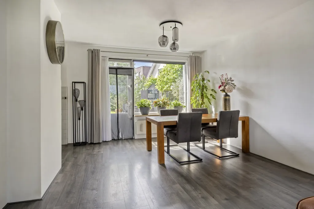 Söögituba - Semi-Detached Home with Workshop in Honselersdijk