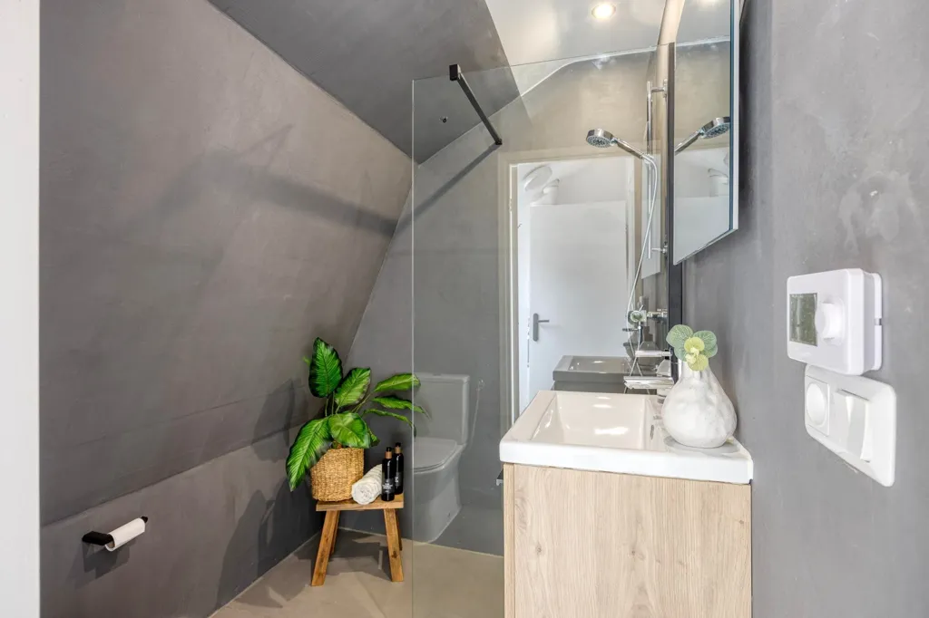 Salles de bain - Bespoke Bungalow with Two Terraces in Haarlem
