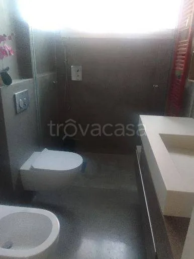 Salles de bain - Rear-Facing Apartment with Private Garden in Ferrara