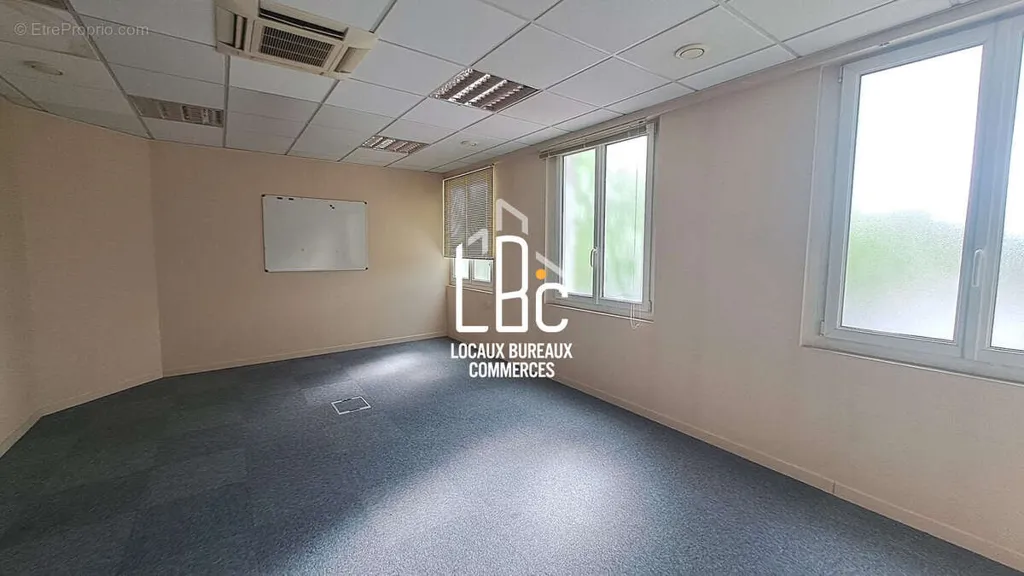 Office - Commercial Space with High Visibility in Nantes