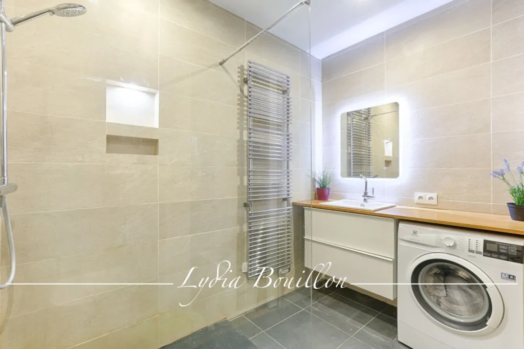 Vannitoad - 2-Bedroom Parisian Flat with Office Potential