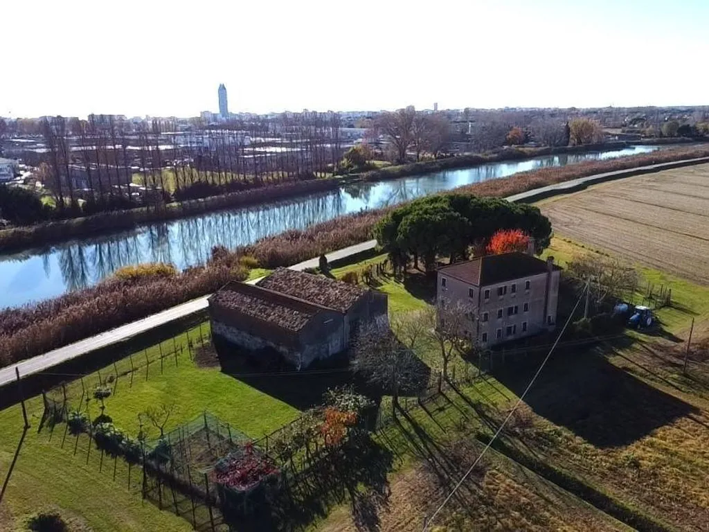 Õhuvaade - Historic Farmhouse with Pier in Jesolo