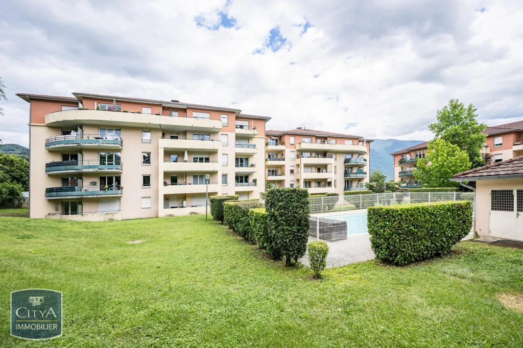 Garden - 3-Bed Apartment with Balcony in Albertville