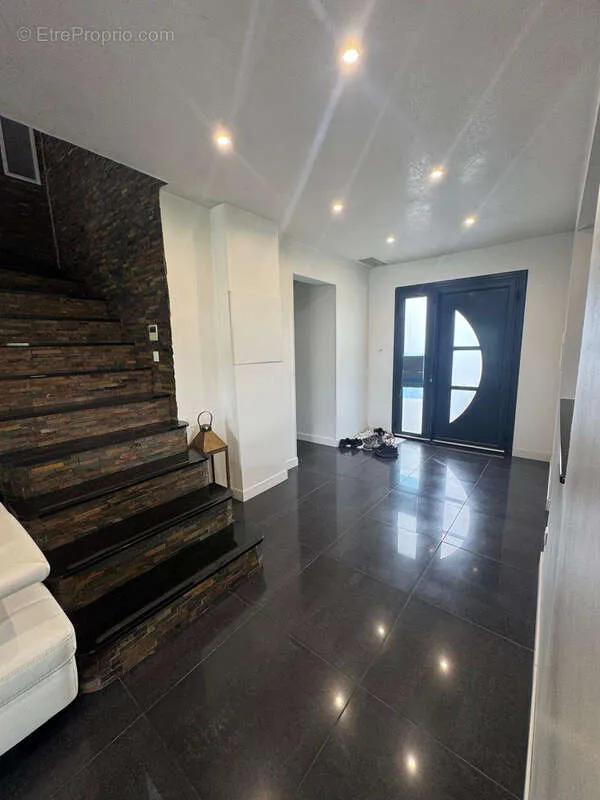 Elutuba - T5 House with West-Facing Terrace in Carbon Blanc