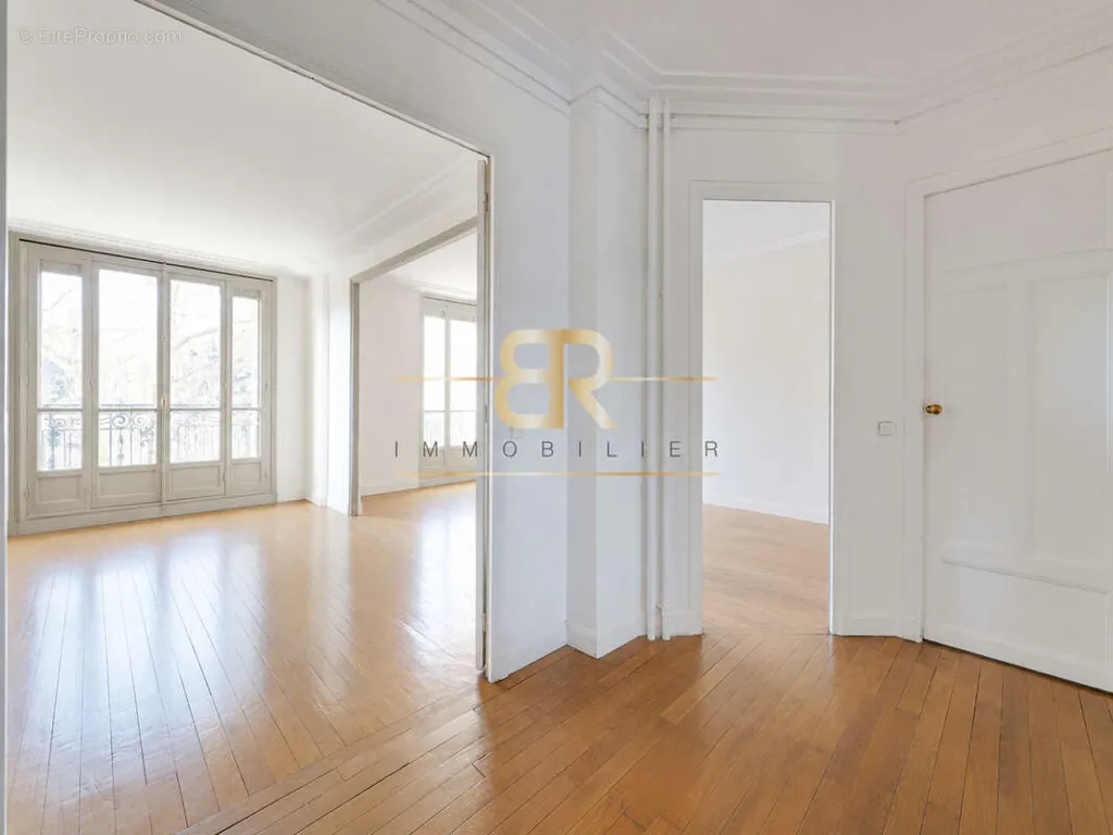 4-toaline korter asukohas Paris-17e