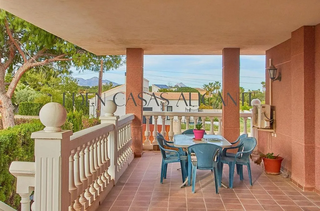 Terrass - Classic Chalet with Pool in Mutxamel