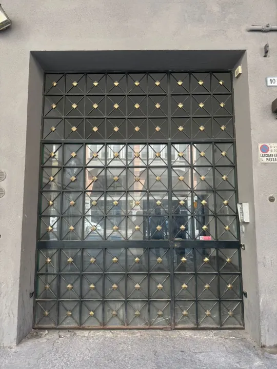 Esik - Double Parking Box in Central Bologna
