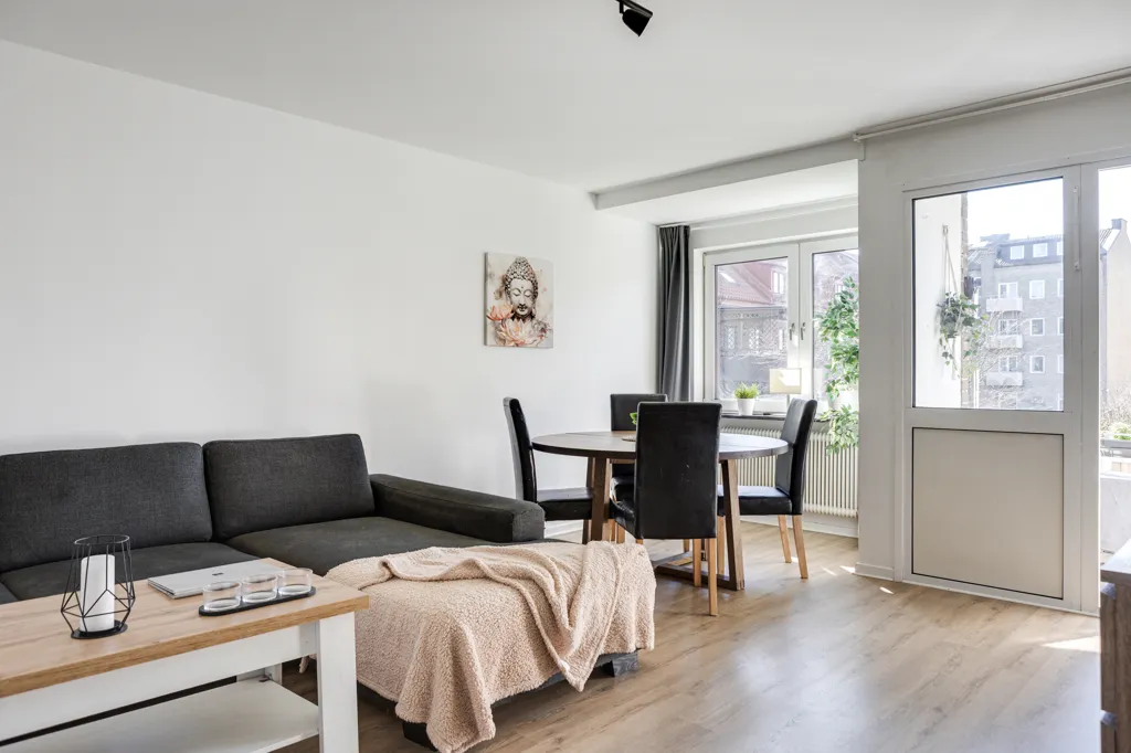 Soggiorno - Apartment with South-Facing Balcony in Central Location