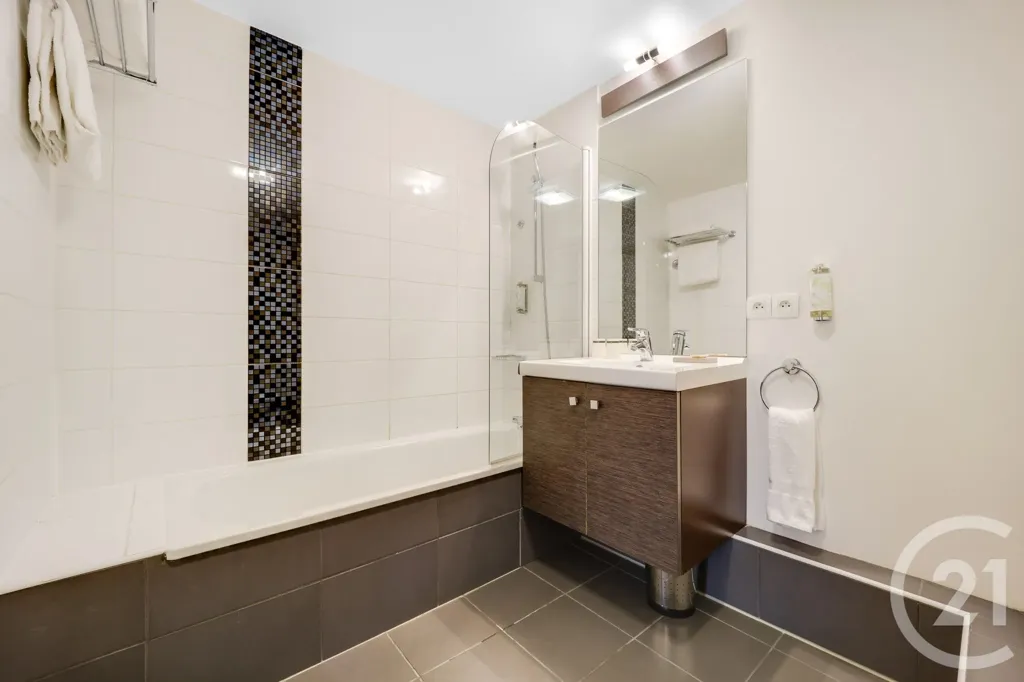 Salles de bain - Studio Moderne avec Ascenseur à Issy-les-Moulineaux