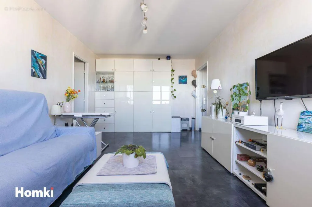 Soggiorno - Bright 2-Bed Flat with Paris View in 19th Arrondissement