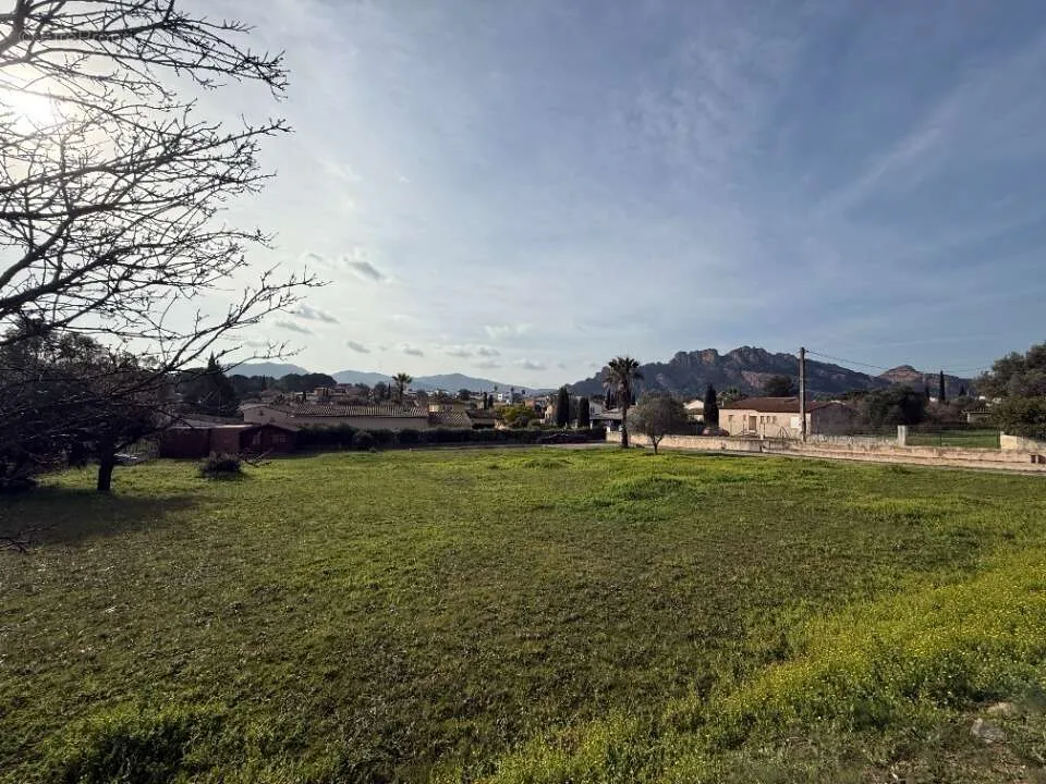 Aed - Buildable Plot with Garden in Roquebrune-Sur-Argens