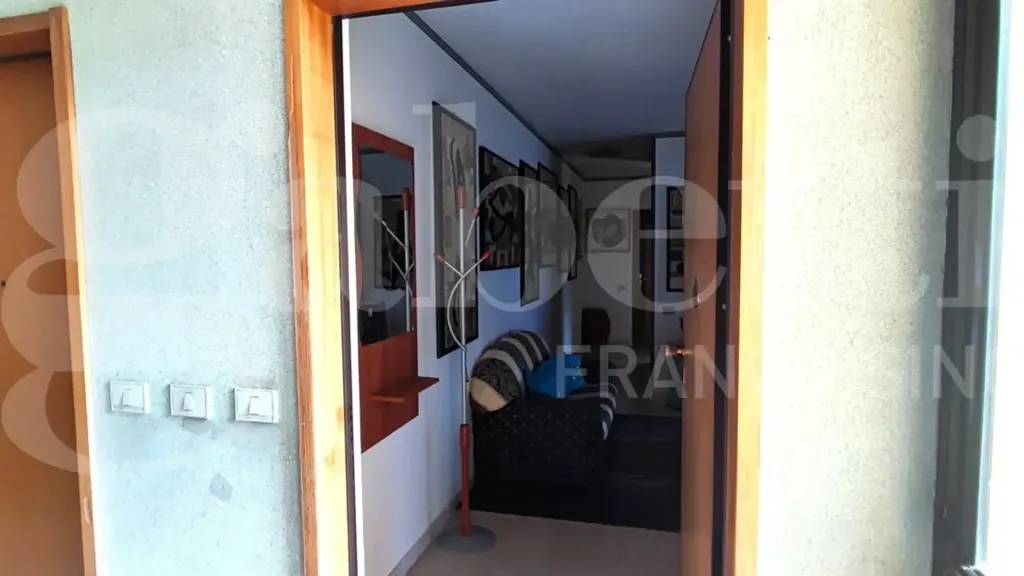 Entrée - Trilocale with Private Access in Catanzaro