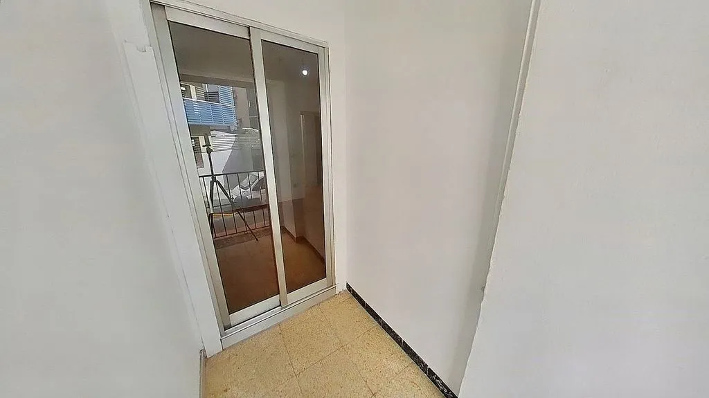 Esik - Three-Bedroom Flat with Metro Access in Verdun