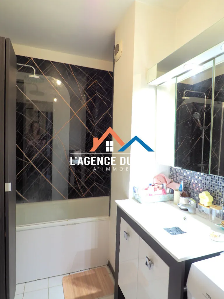Vannitoad - 2-Bedroom Flat with Balcony in Carrières-sous-Poissy