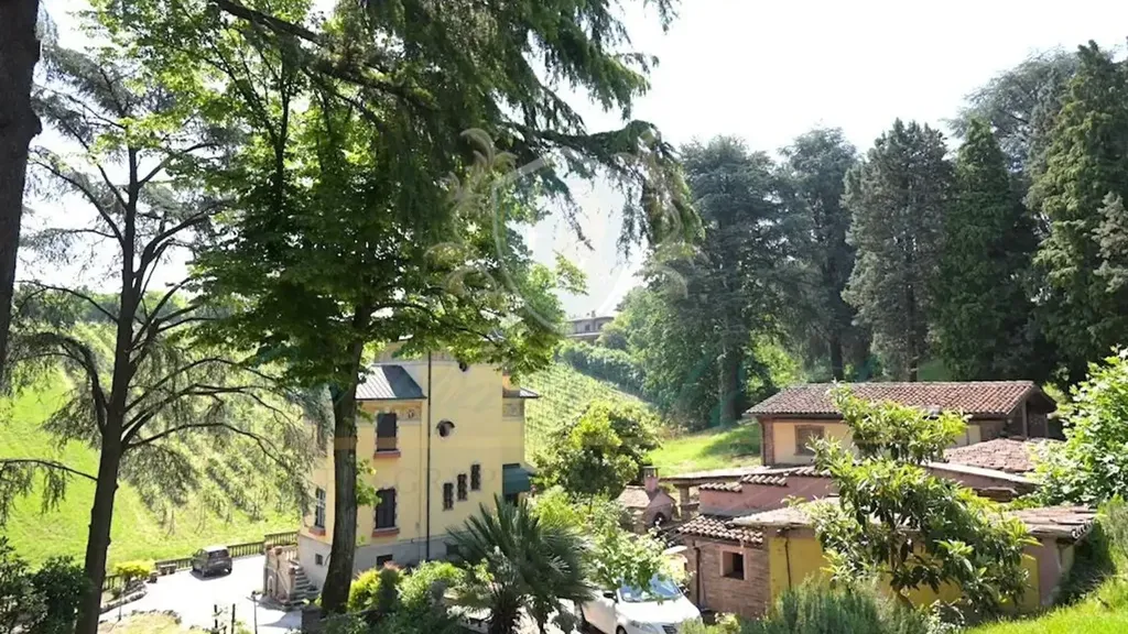 Giardino - Historic Villa with Vineyard View in San Colombano