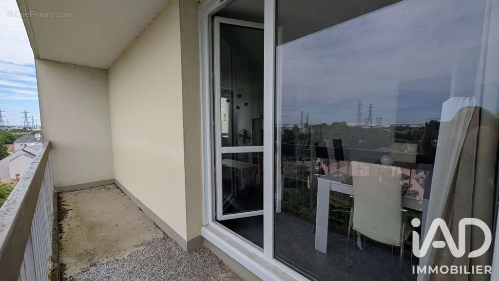 Balcony - T2 Apartment with Balcony in Cergy