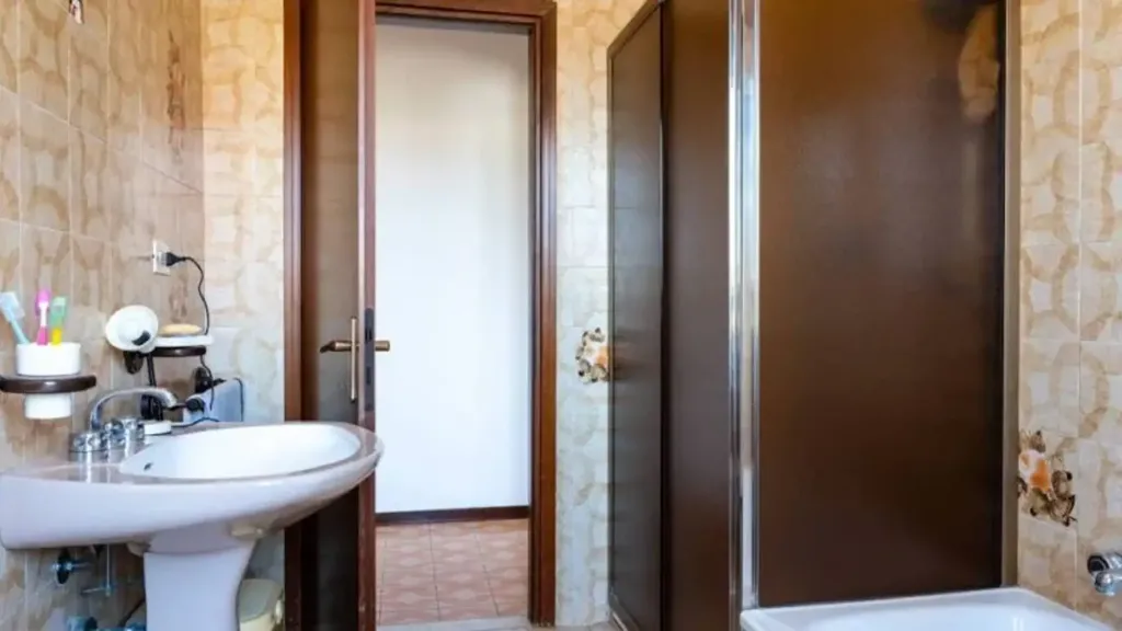 Bathrooms - Apartment with Recent Renovations in Finale Emilia