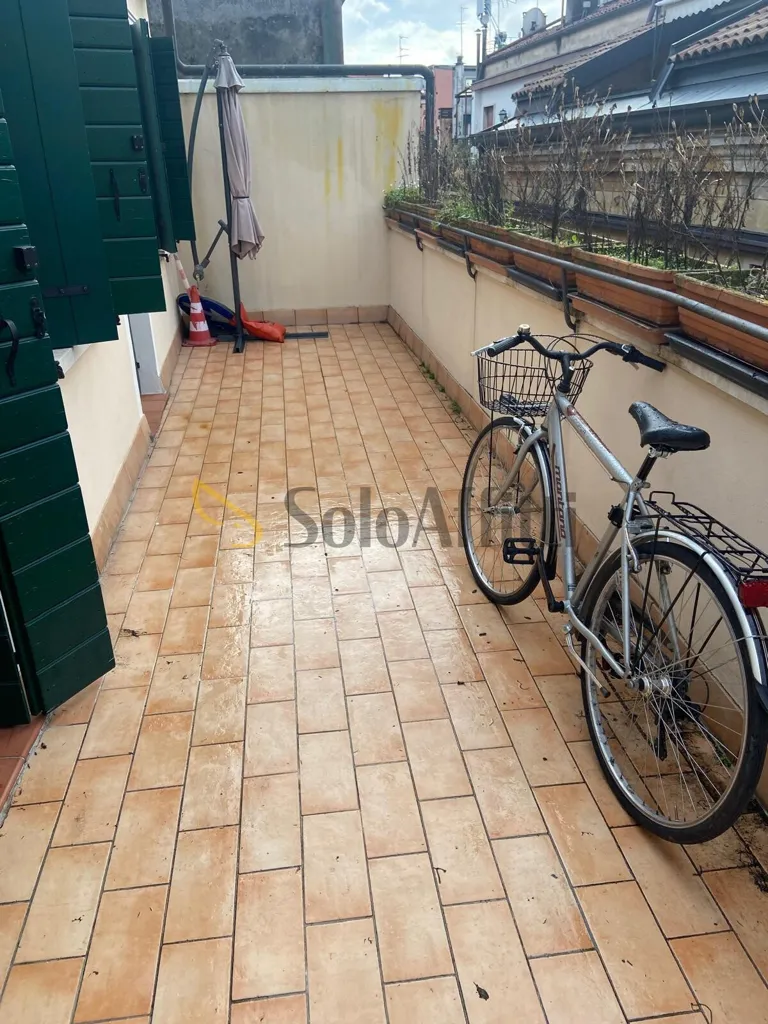 Terrasse - Armed 4-Bed Apartment with Terrace in Piazze