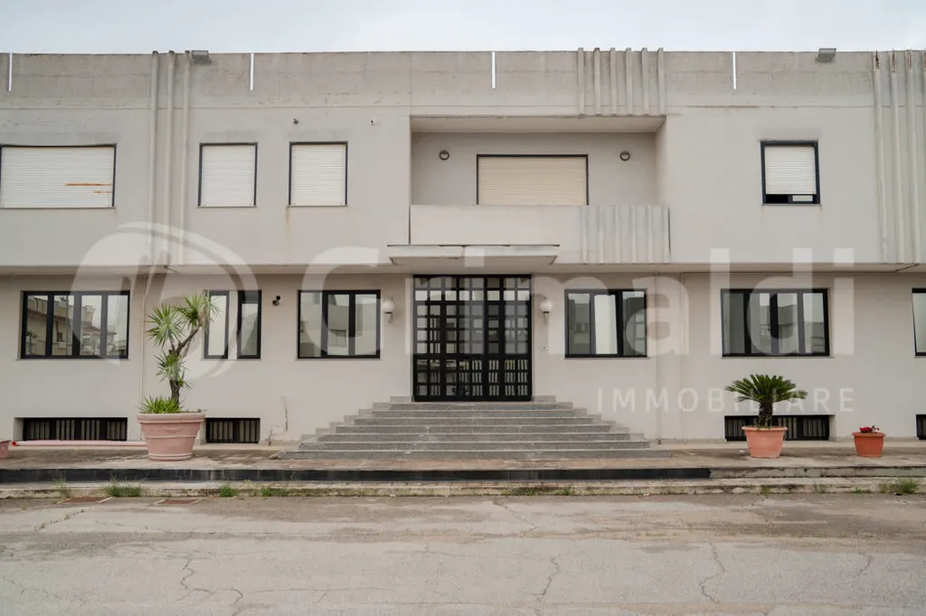 Välivaade - Warehouse with Office Space in Barletta