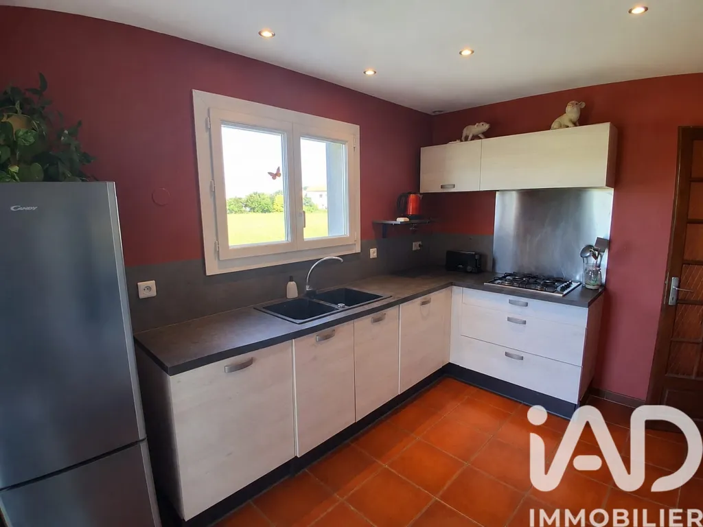 Köök - Charming Villa with Pool in Poussan