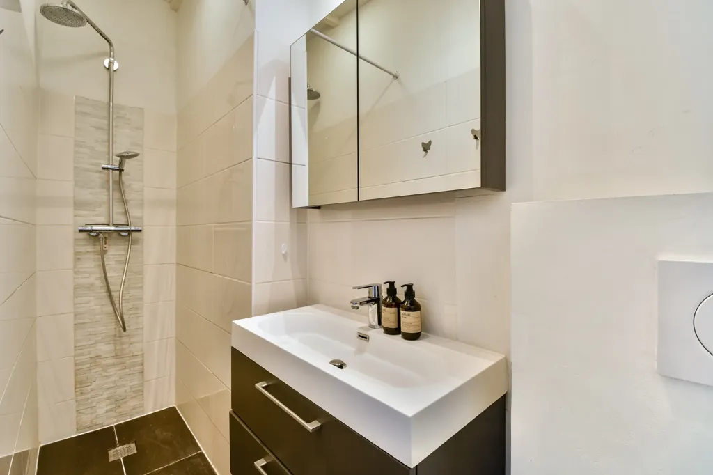 Bathrooms - Studio Apartment with Garden View in Oud-West