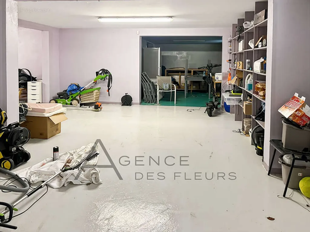 Garage - Maison Rénovée avec Jacuzzi près d'Elbeuf