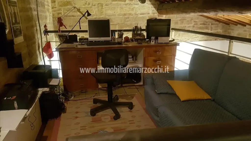 Bureau - Rustic Apartment with Balcony in Siena