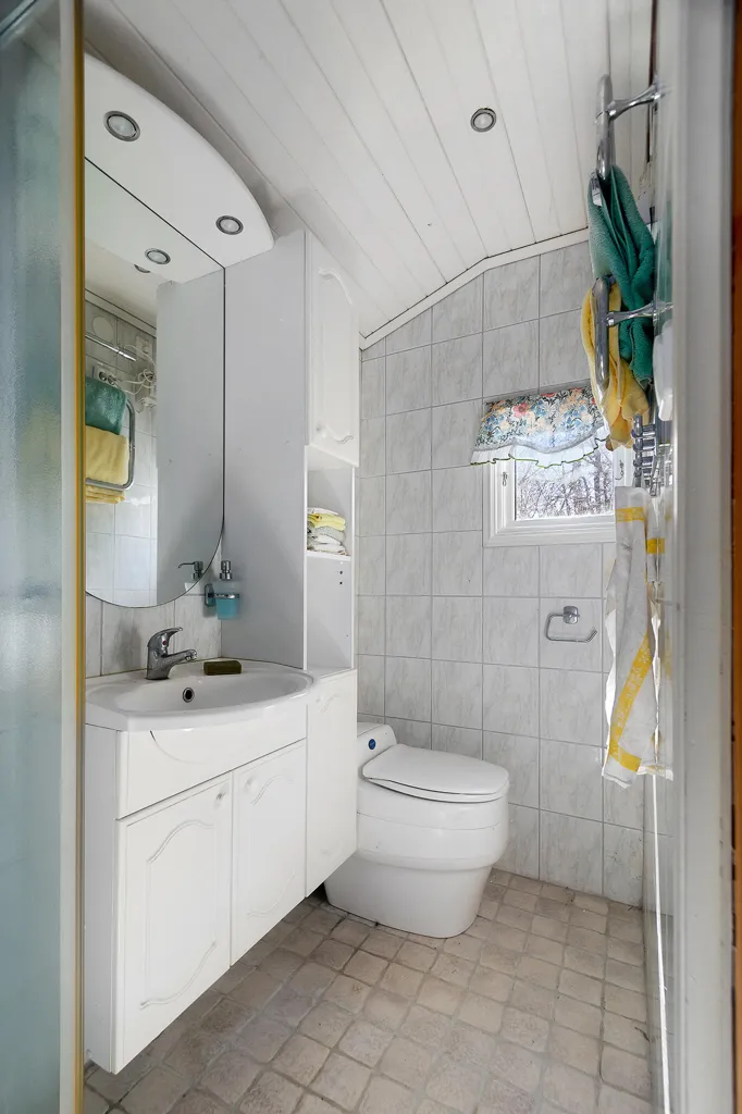 Bathrooms - Cottage with Two Guesthouses on Helgö