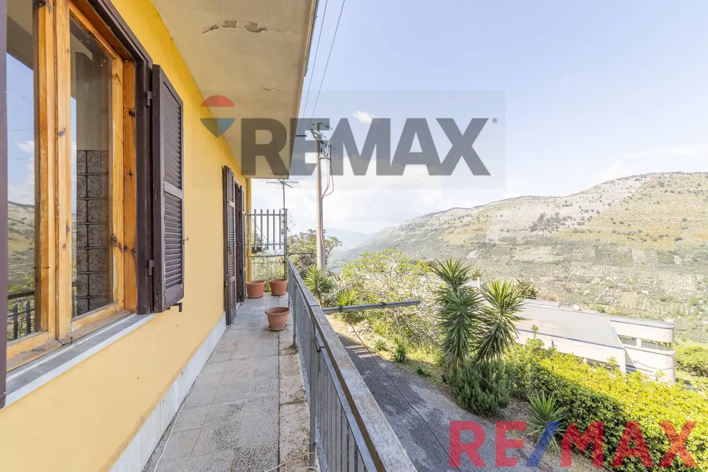 Balcon - Apartment with 50m² Cellar in Sonnino