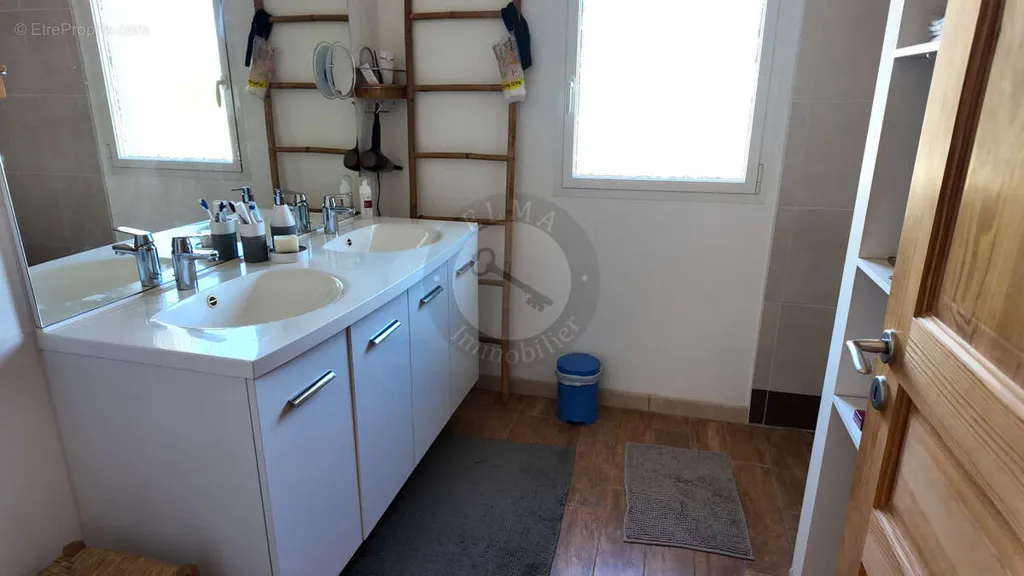 Salles de bain - Maison Contemporaine avec Terrasse à Proximité