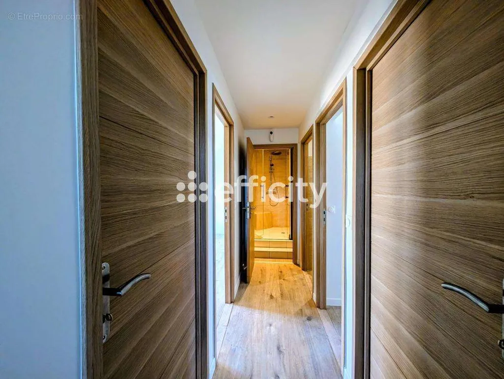 Esik - Traversant House with Garden in Saint-Denis
