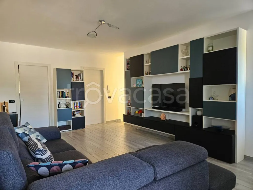 Soggiorno - Modern Terraced Villa with Private Garden in Oleggio