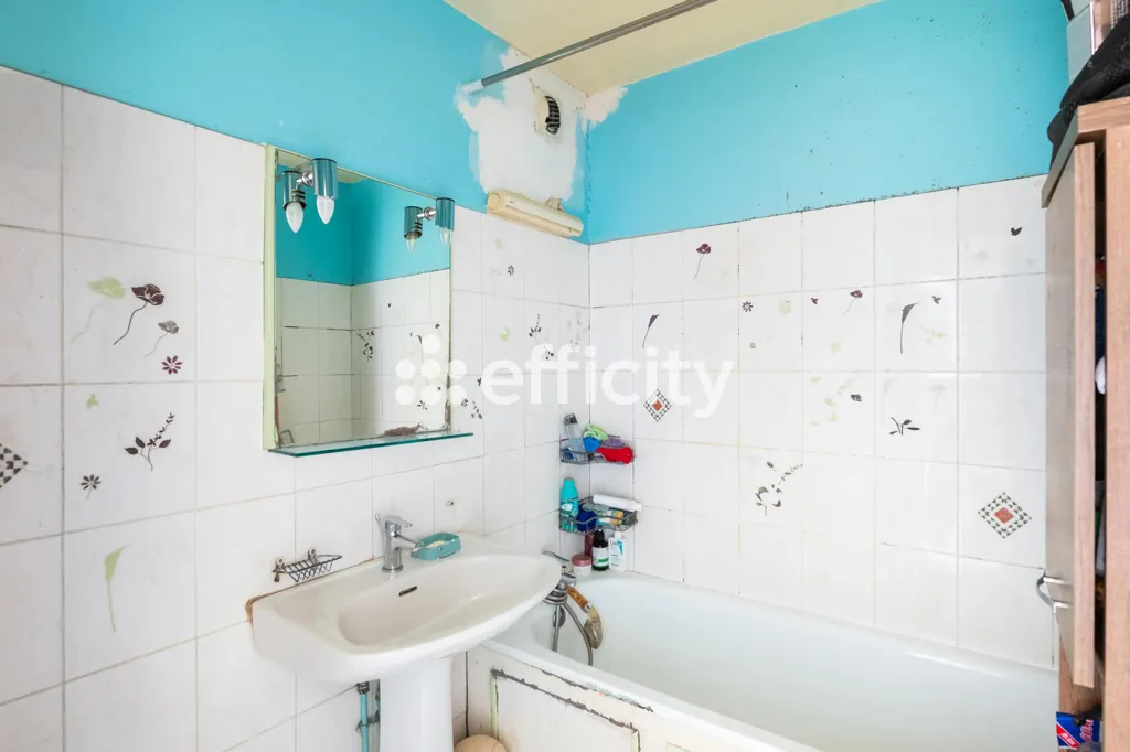 Bathrooms - Spacious 3-Bedroom Apartment in Marseille