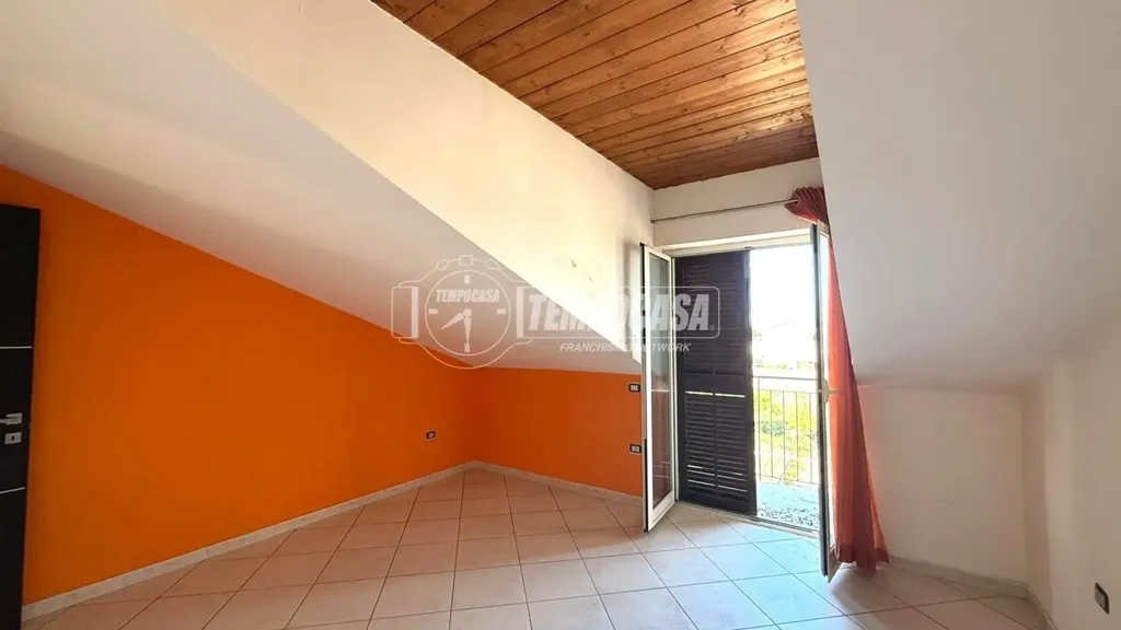 Rooms - Mansarded House with Balcony in Villaricca