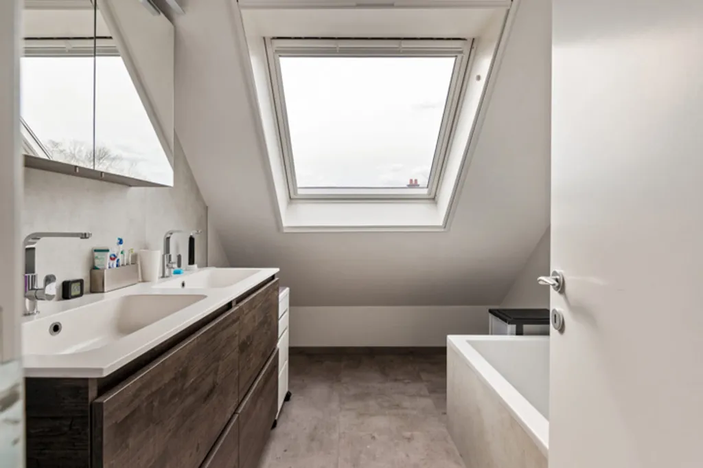 Salles de bain - Maison Rénovée avec Jardin à Eppegem