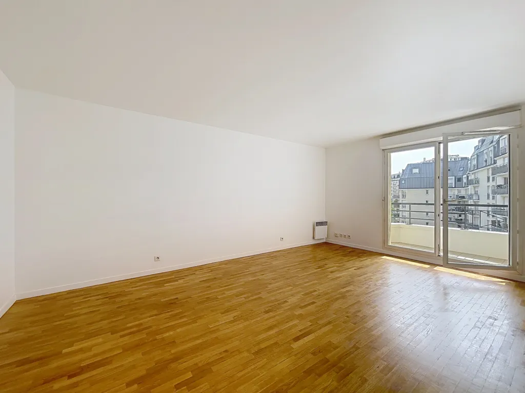 Toad - 3-Bedroom Apartment with Balcony in Chatillon