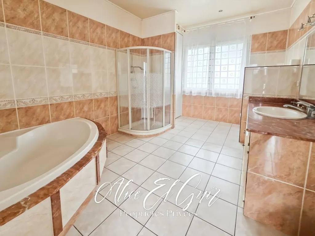 Bathrooms - Architectural House with Pool in Carcassonne