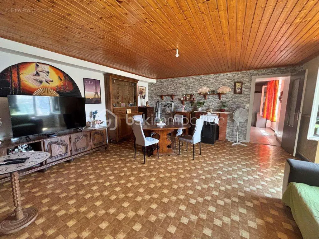 Séjour - Maison d'Époque dans un Village Paisible