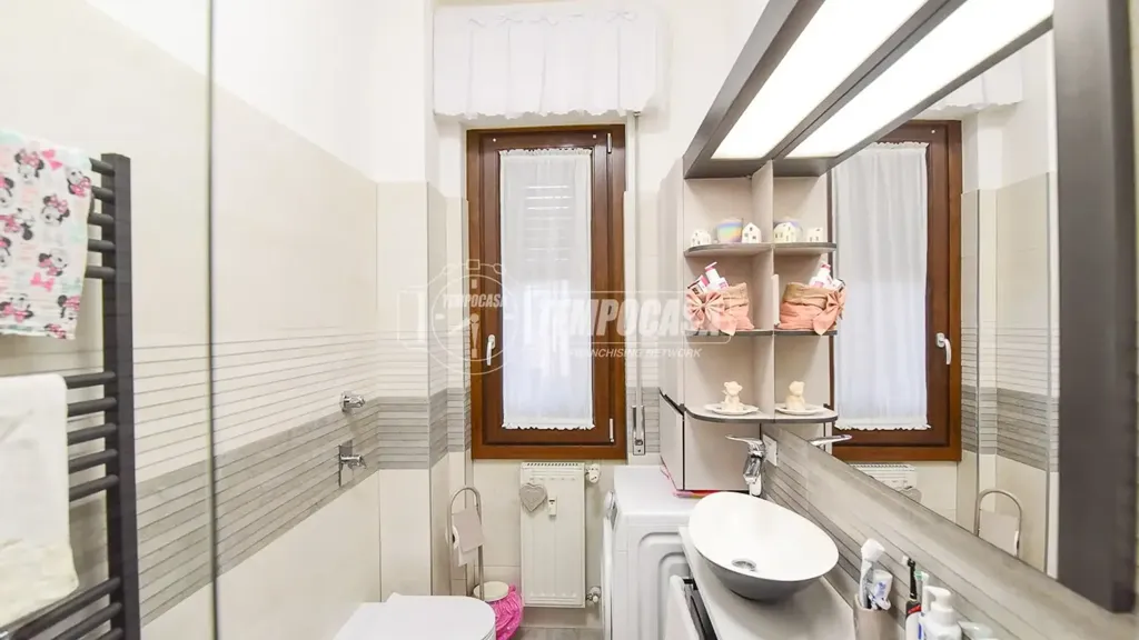 Salles de bain - Third Floor Flat with Balconies in Cantù
